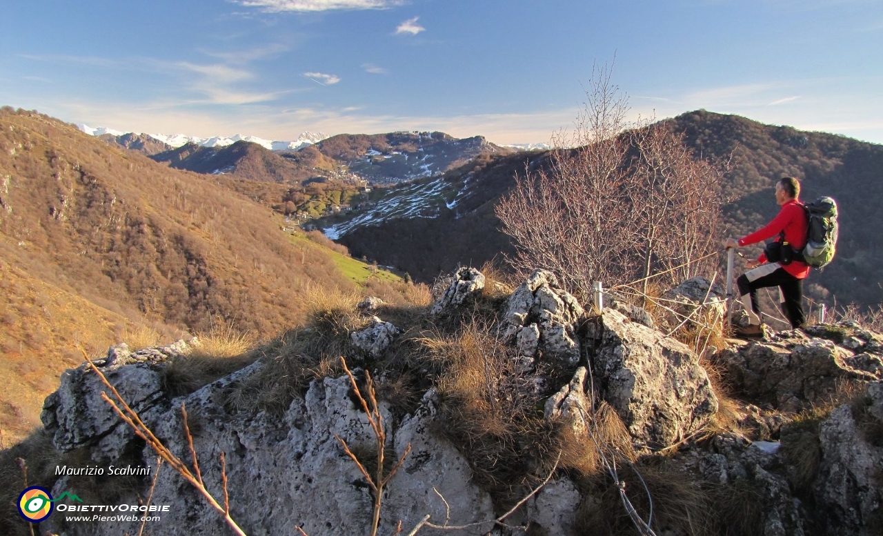 11 Ammirando il panorama. Sulla destra la prossima meta, il Podona....JPG